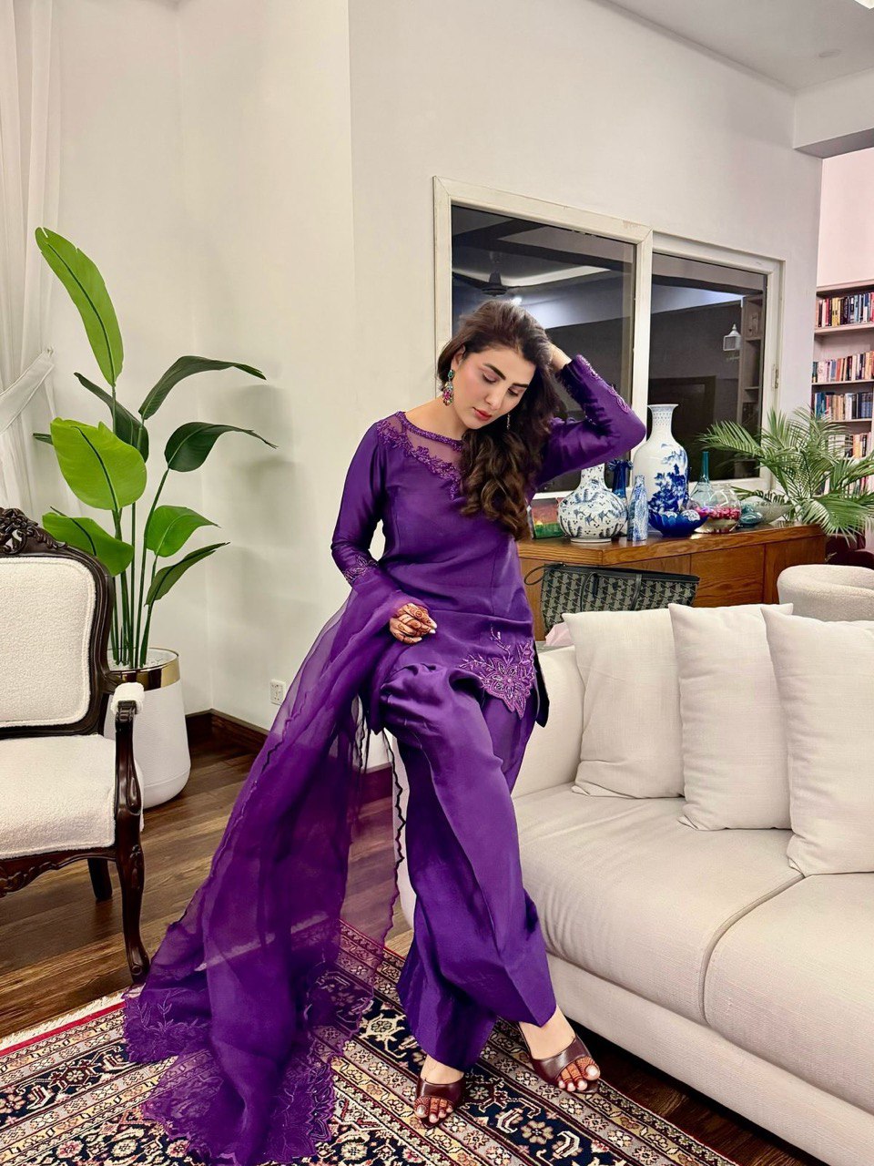 मोतियों और धागे के काम वाला पार्टी वियर डिज़ाइनर सूट सेट