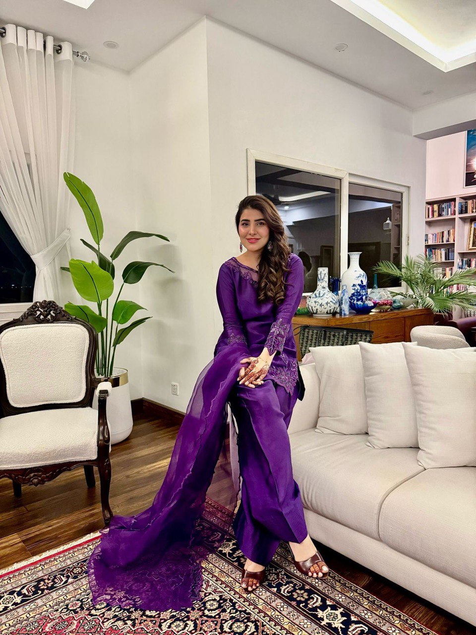 मोतियों और धागे के काम वाला पार्टी वियर डिज़ाइनर सूट सेट