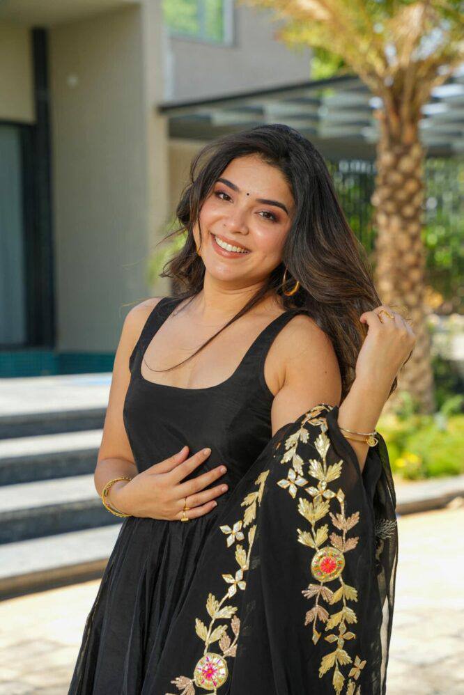 पार्टी वियर लुक खूबसूरत टॉप-बॉटम और दुपट्टा