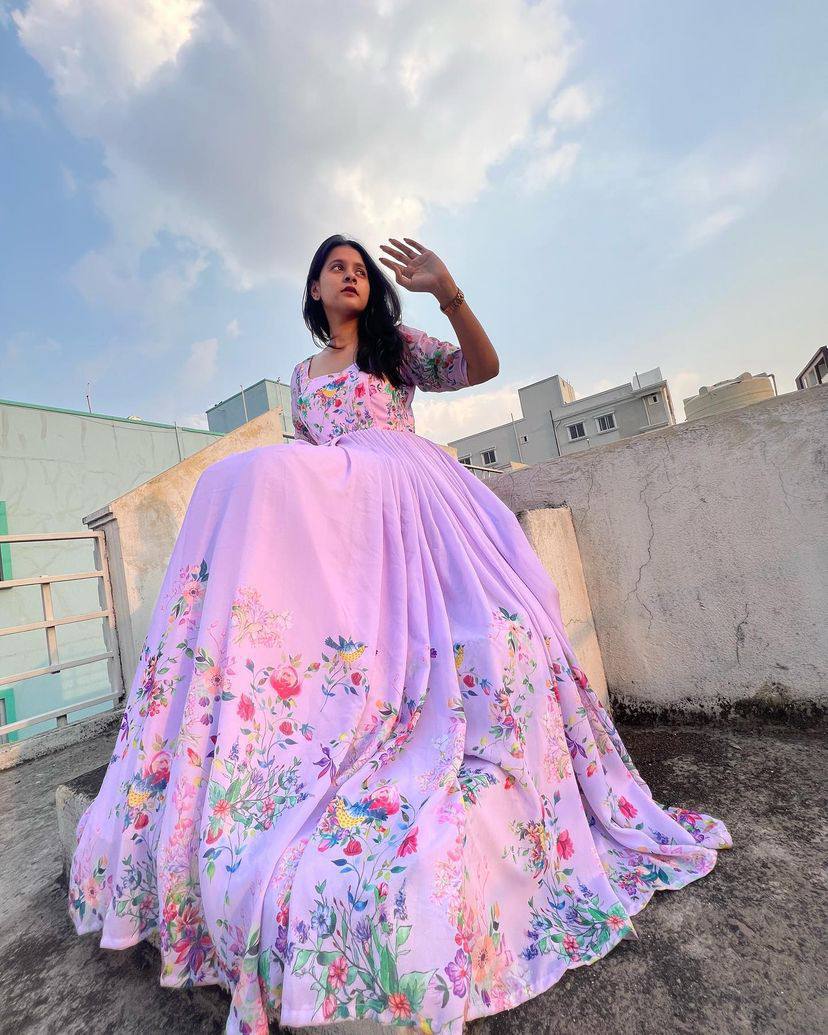 खूबसूरत फ्लोरल प्रिंट के साथ डिज़ाइनर पार्टी वियर लुक गाउन