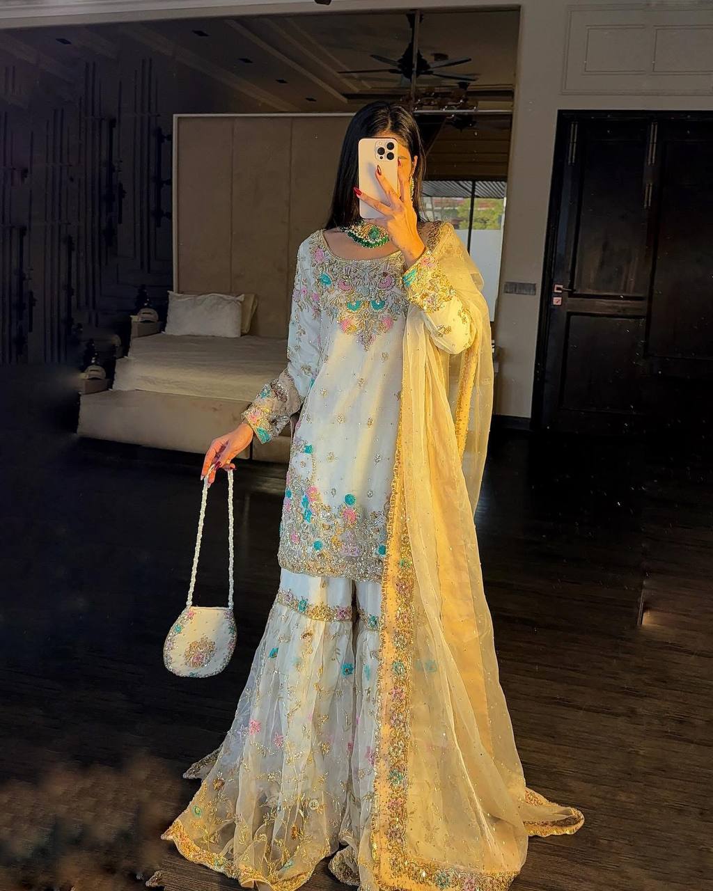 पार्टी वियर लुक: दुपट्टे के साथ टॉप और बॉटम में खूबसूरत दिखें