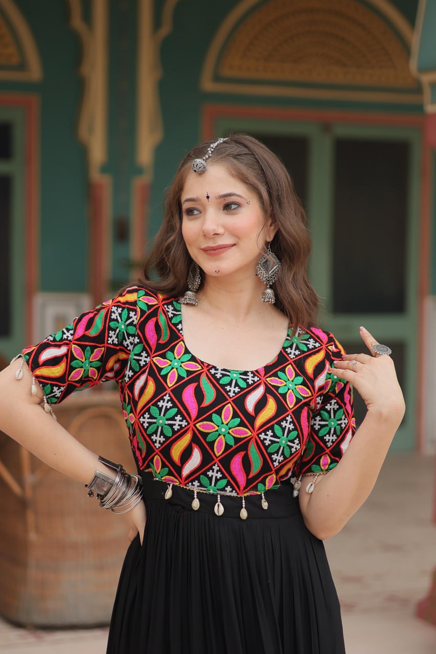 कच्छी गमठी कोडी वर्क के साथ नवरात्रि विशेष गाउन