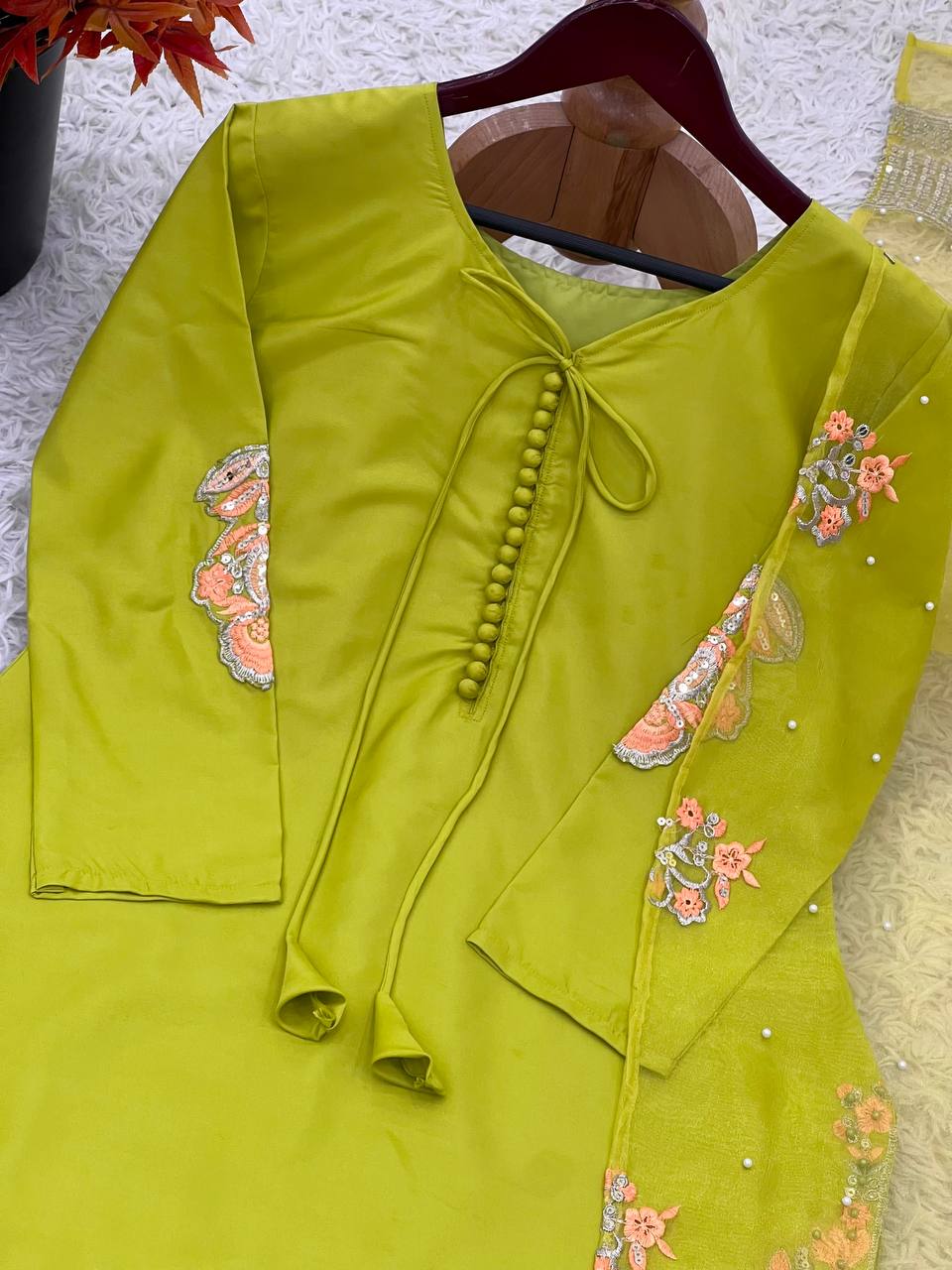 पार्टी वियर खूबसूरत टॉप-बॉटम और फैंसी दुपट्टा