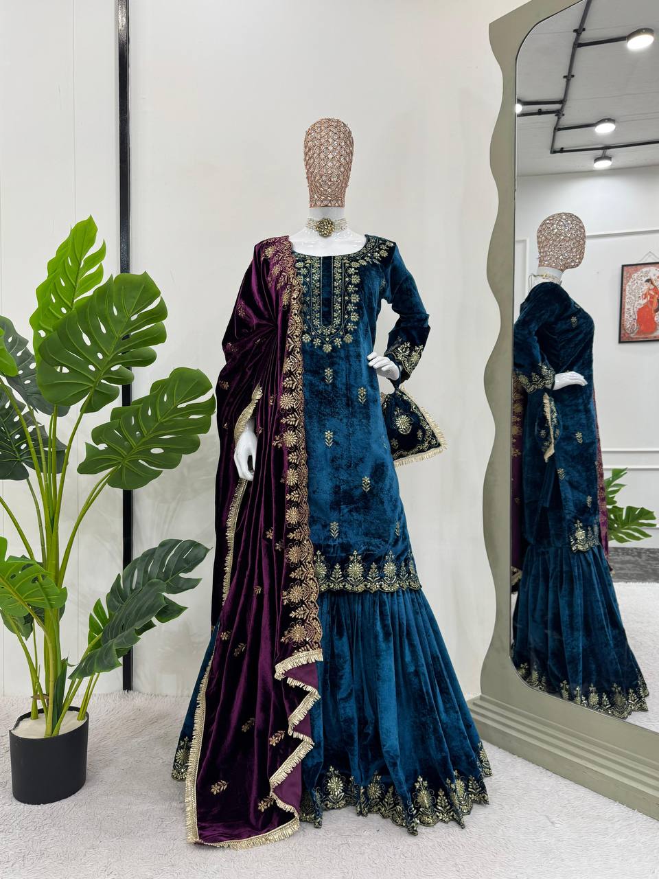 धागे और सीक्वेंस वर्क वाला डिज़ाइनर सूट सेट