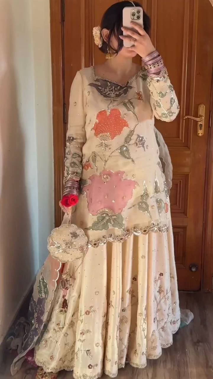 डिज़ाइनर टॉप-बॉटम और दुपट्टा सीक्वेंस एम्ब्रॉयडरी वर्क के साथ