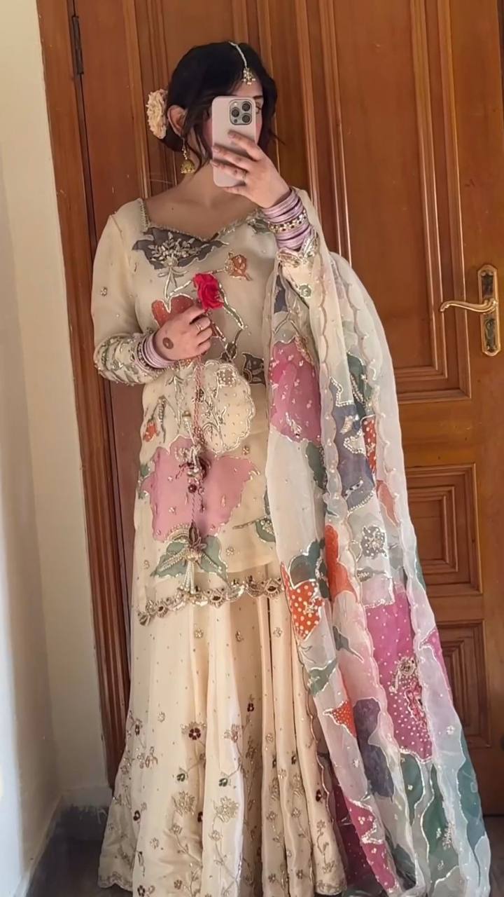 डिज़ाइनर टॉप-बॉटम और दुपट्टा सीक्वेंस एम्ब्रॉयडरी वर्क के साथ