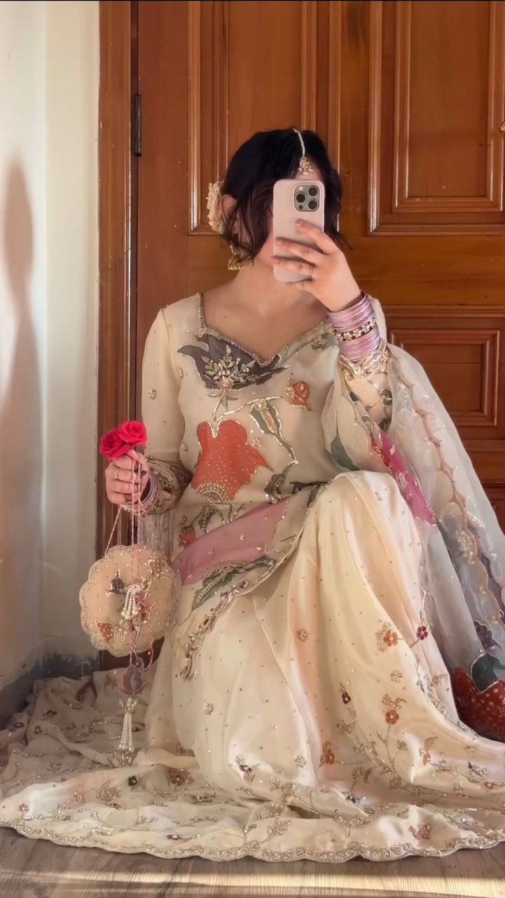 डिज़ाइनर टॉप-बॉटम और दुपट्टा सीक्वेंस एम्ब्रॉयडरी वर्क के साथ