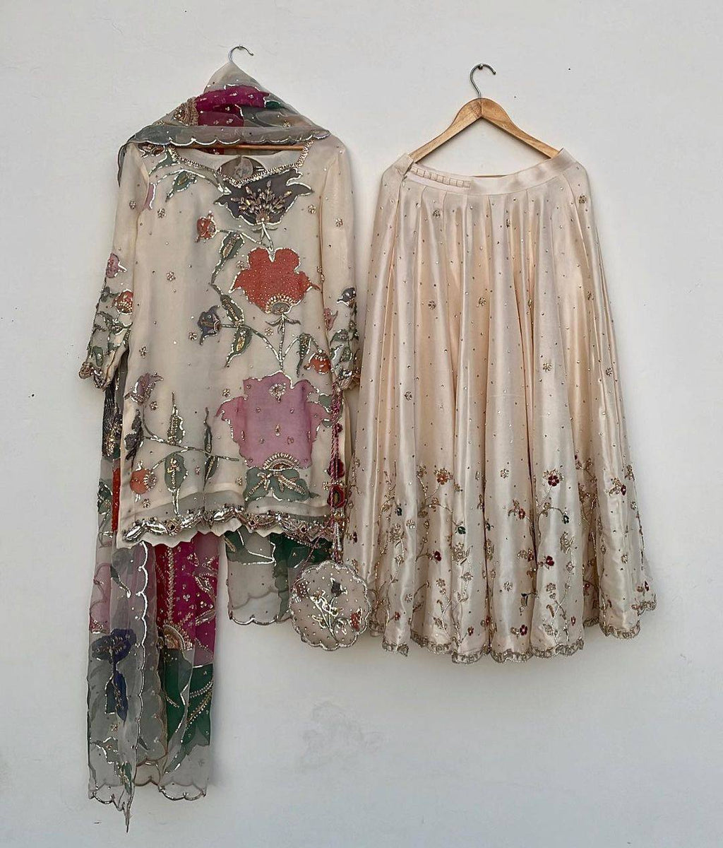 डिज़ाइनर टॉप-बॉटम और दुपट्टा सीक्वेंस एम्ब्रॉयडरी वर्क के साथ