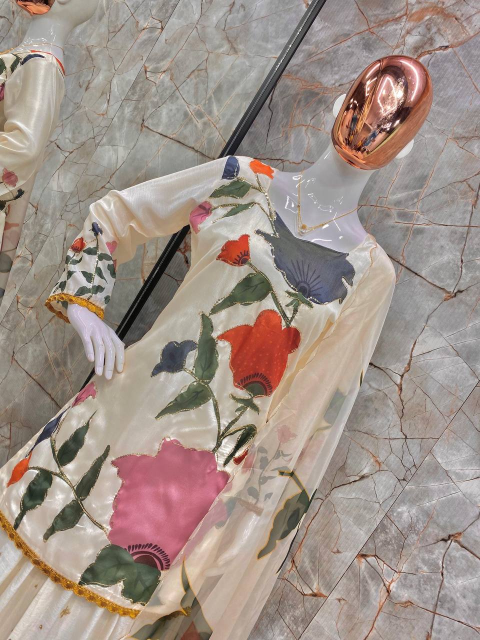 डिज़ाइनर टॉप-बॉटम और दुपट्टा सीक्वेंस एम्ब्रॉयडरी वर्क के साथ