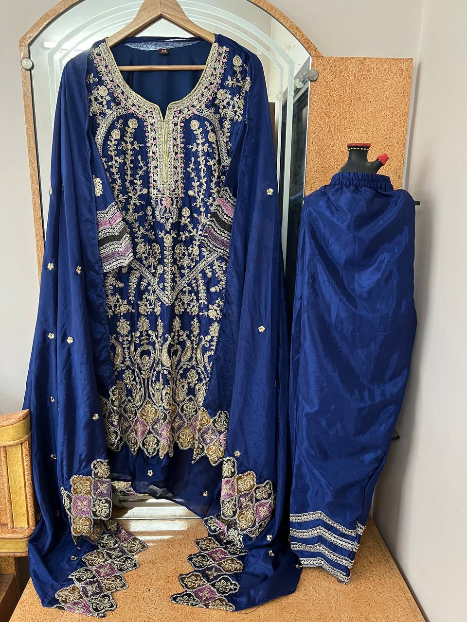 पार्टी वियर खूबसूरत टॉप-बॉटम और कढ़ाई वर्क वाला दुपट्टा