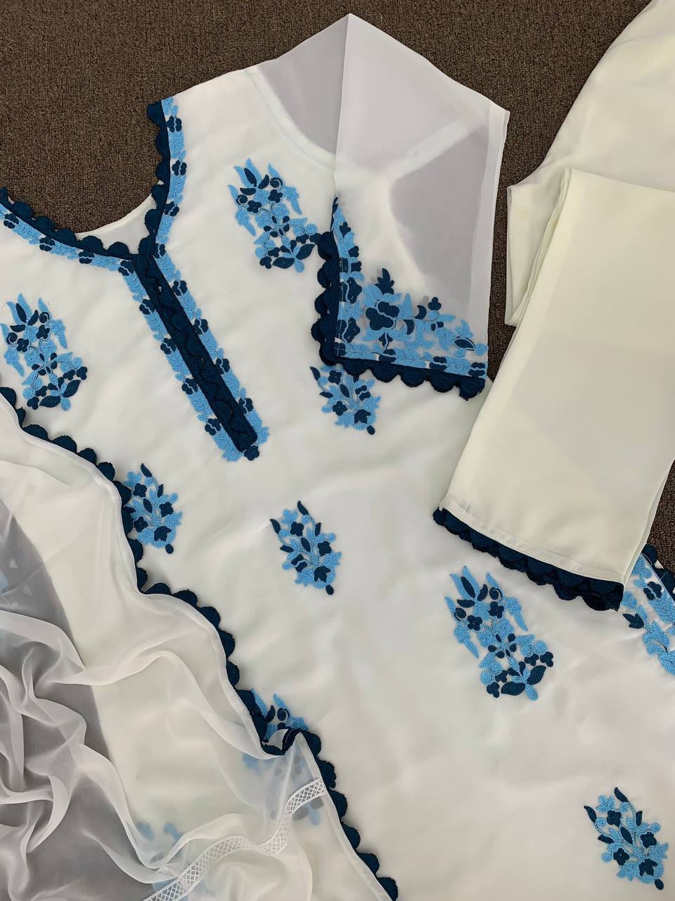 सुंदर टॉप - फैंसी कढ़ाई के साथ पेंट और दुपट्टा