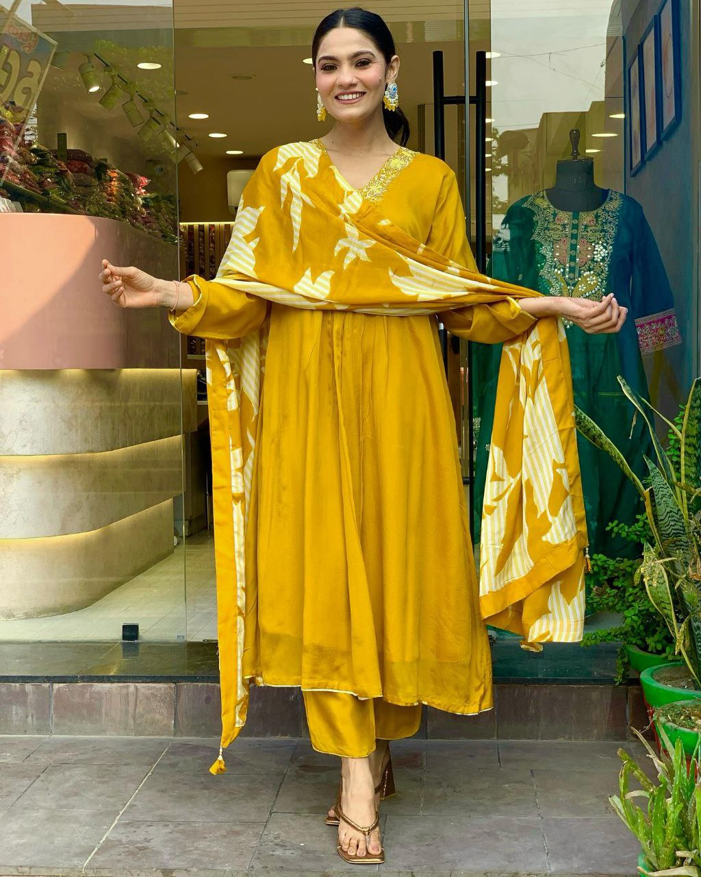 पार्टी वियर लुक: दुपट्टे के साथ टॉप और बॉटम में खूबसूरत दिखें