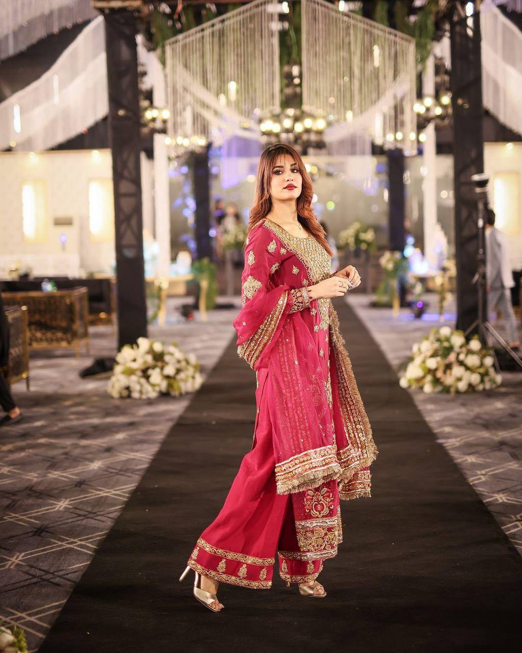 पार्टी वियर लुक डिज़ाइनर टॉप और बॉटम दुपट्टे के साथ