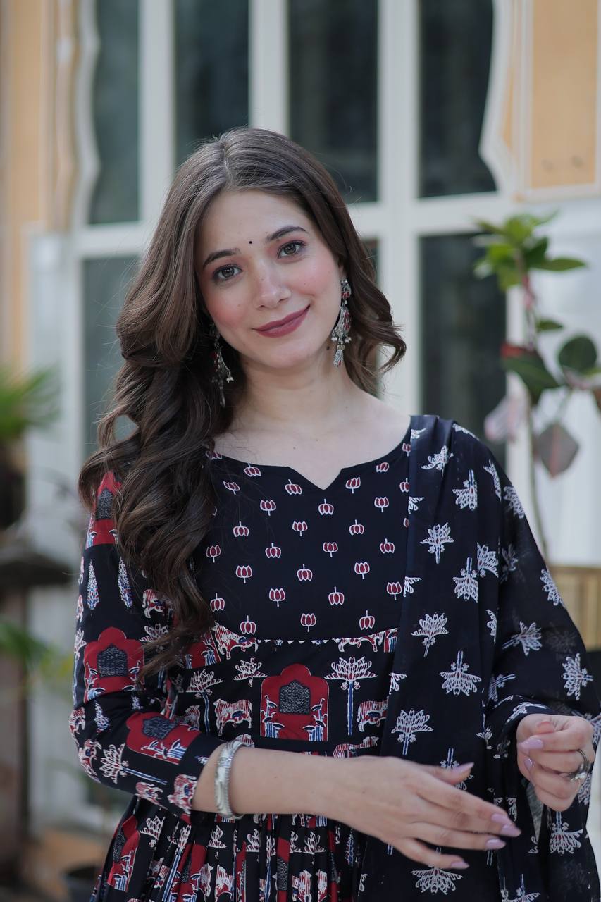 पार्टी वियर लुक: दुपट्टे के साथ टॉप और बॉटम में खूबसूरत दिखें