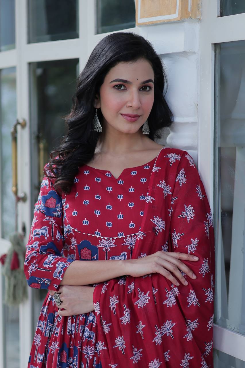 पार्टी वियर लुक: दुपट्टे के साथ टॉप और बॉटम में खूबसूरत दिखें