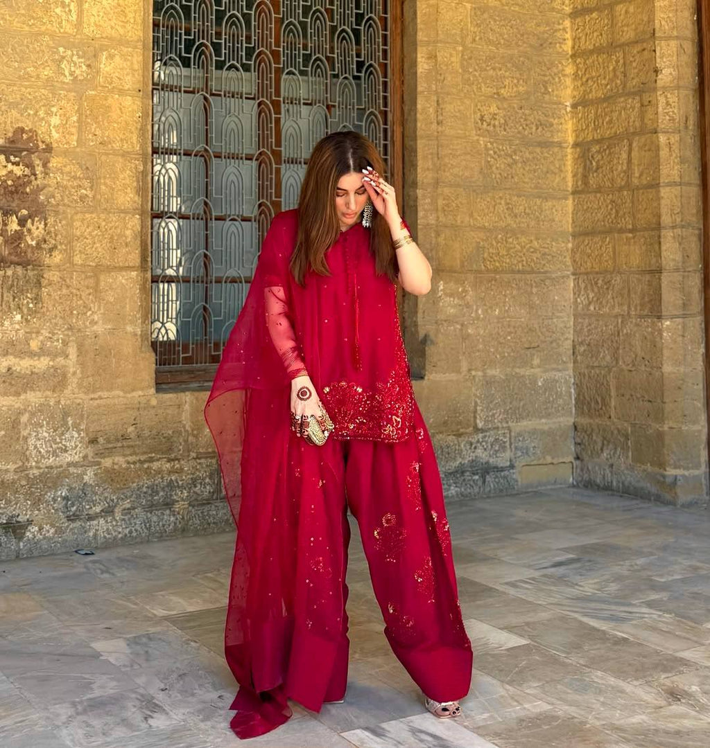 कढ़ाई अनुक्रम कार्य के साथ डिजाइनर टॉप-बॉटम और दुपट्टा