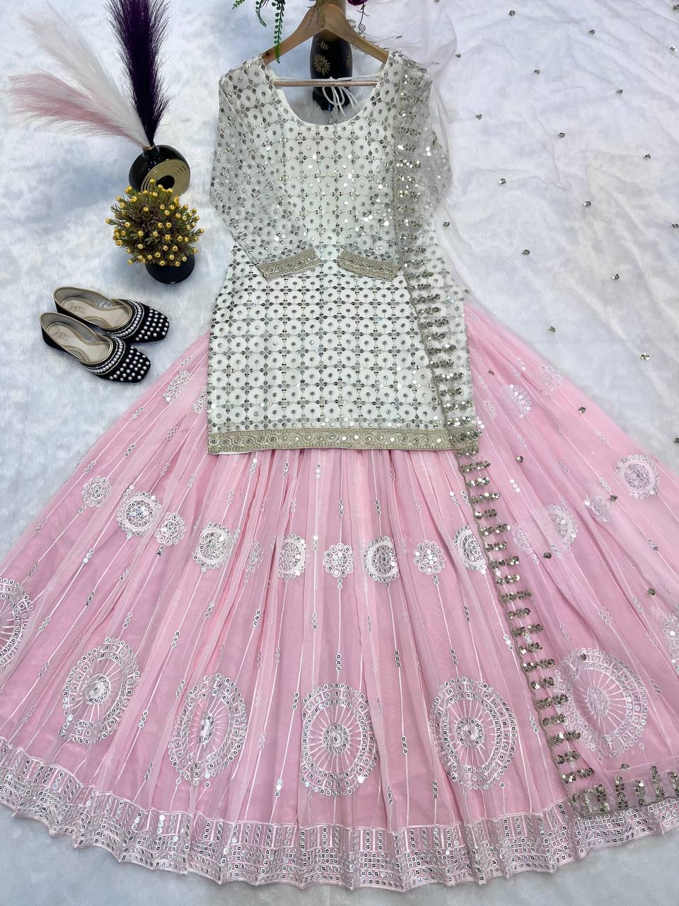 पार्टी वियर खूबसूरत टॉप-लहंगा फैंसी दुपट्टे के साथ