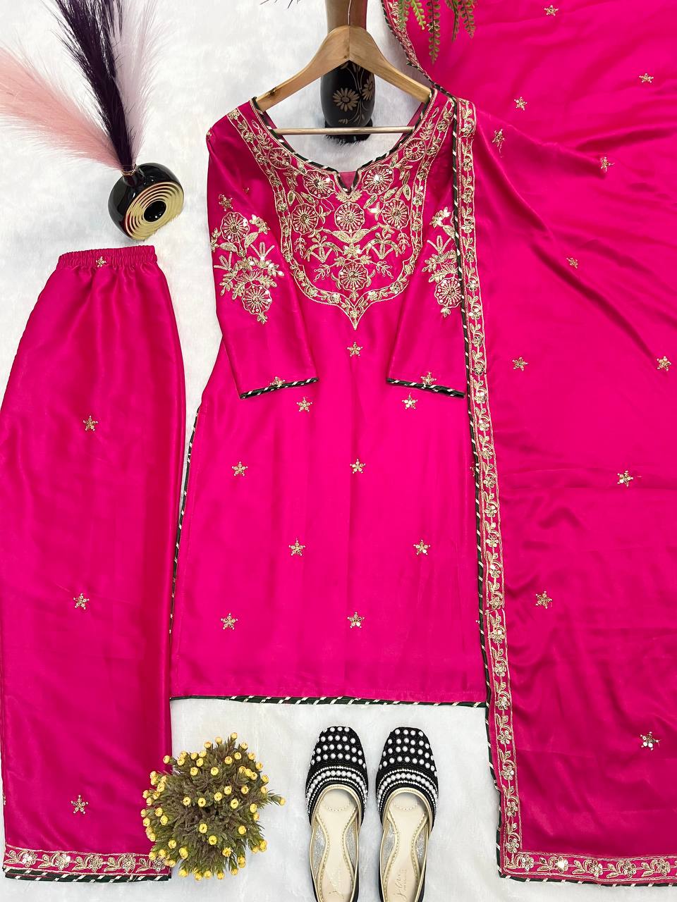 फैंसी स्टाइल में पार्टी वियर खूबसूरत टॉप, पैंट और दुपट्टा