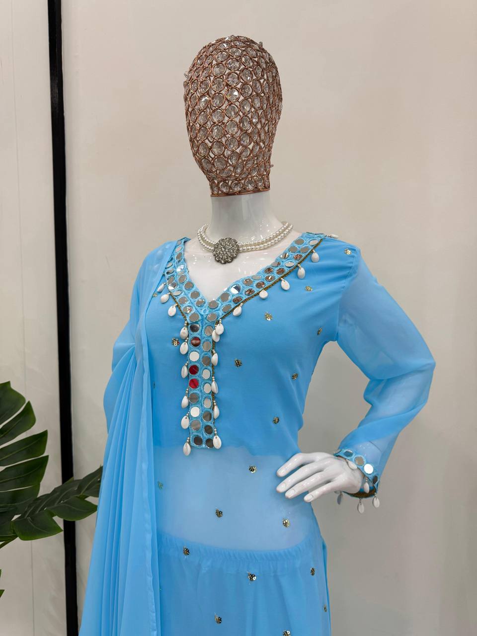 धागे, सीक्वेंस और असली मिरर वर्क वाला डिज़ाइनर सूट सेट