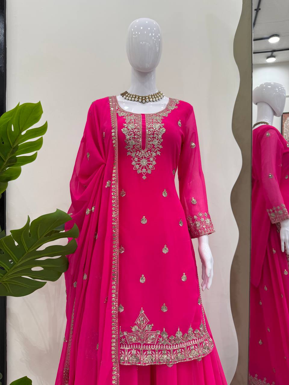 पार्टी वियर लुक डिज़ाइनर सूट सेट थ्रेड और सीक्वेंस वर्क के साथ