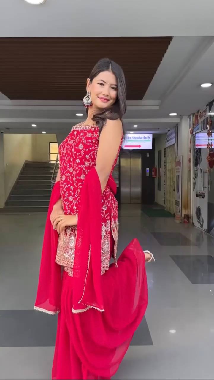 पार्टी वियर लुक सूट सेट थ्रेड और सीक्वेंस वर्क के साथ