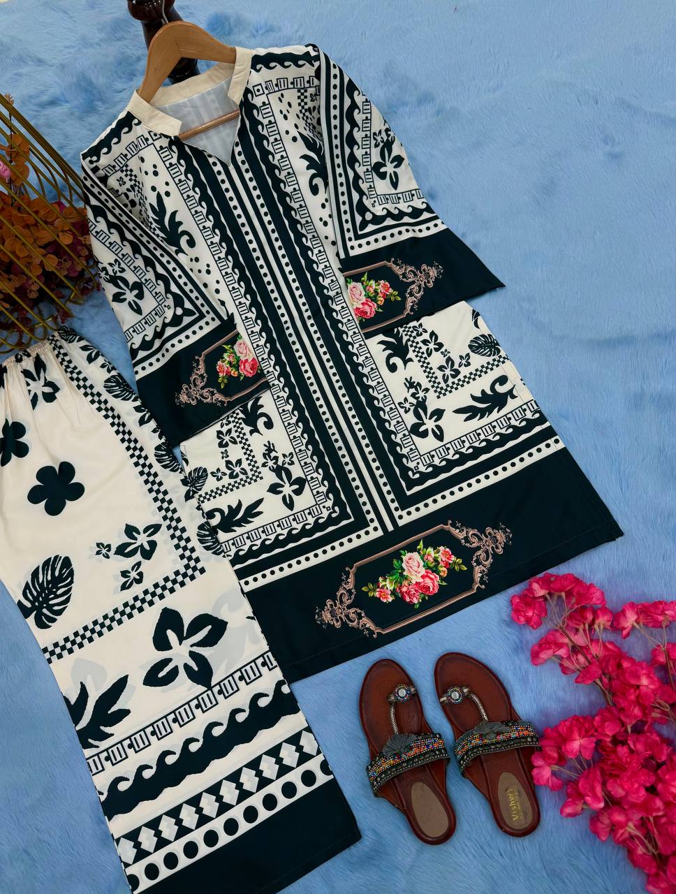 डिजिटल प्रिंट के साथ डिज़ाइनर पार्टी वियर लुक को-ऑर्ड्स सेट