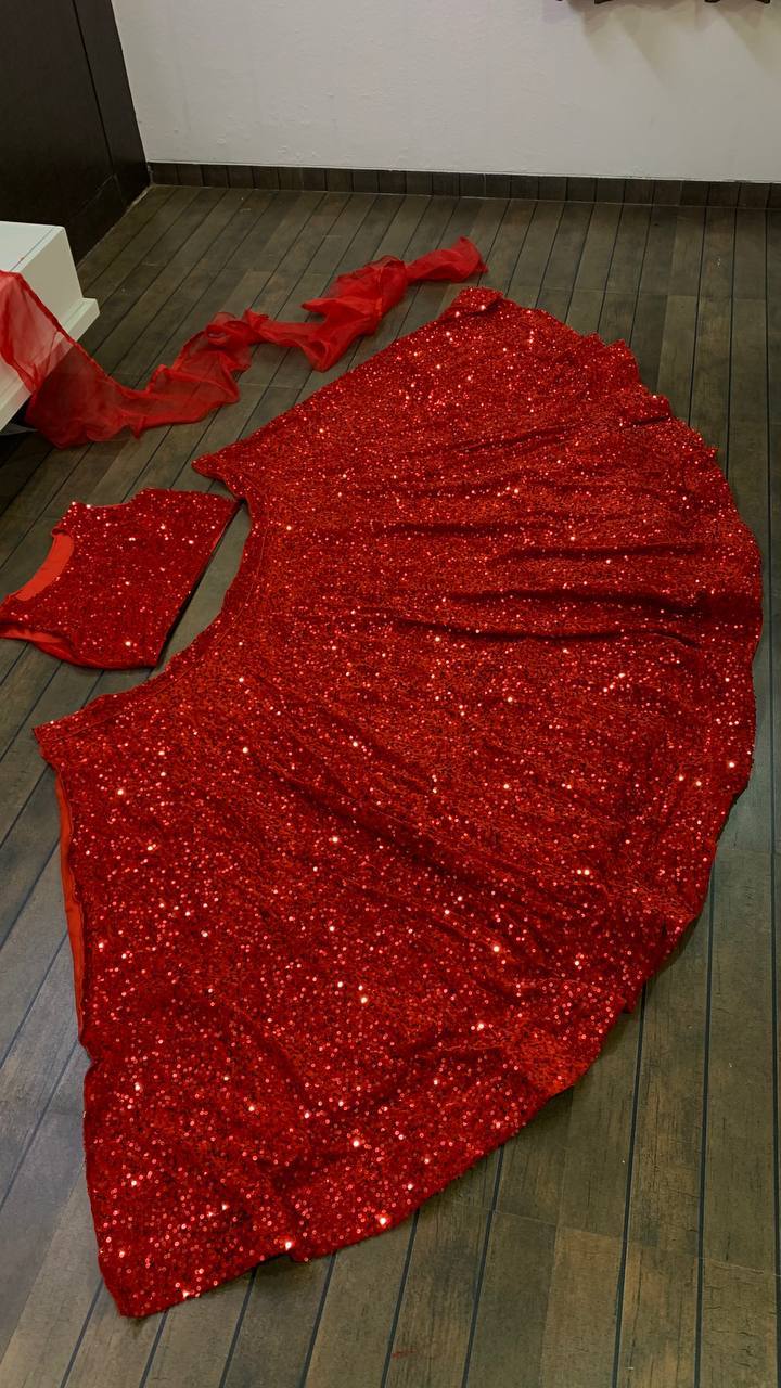 पार्टी वियर डिज़ाइनर लहंगा चोली पूरे में सीक्वेंस वर्क के साथ