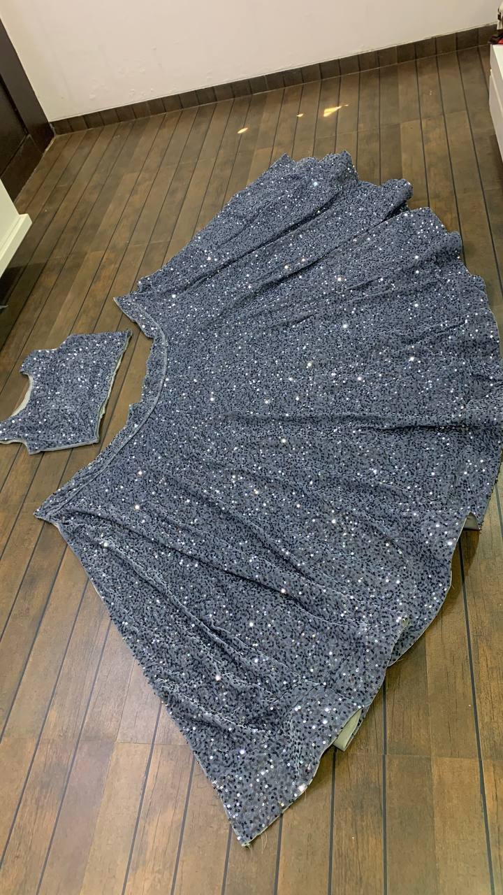 पार्टी वियर डिज़ाइनर लहंगा चोली पूरे में सीक्वेंस वर्क के साथ