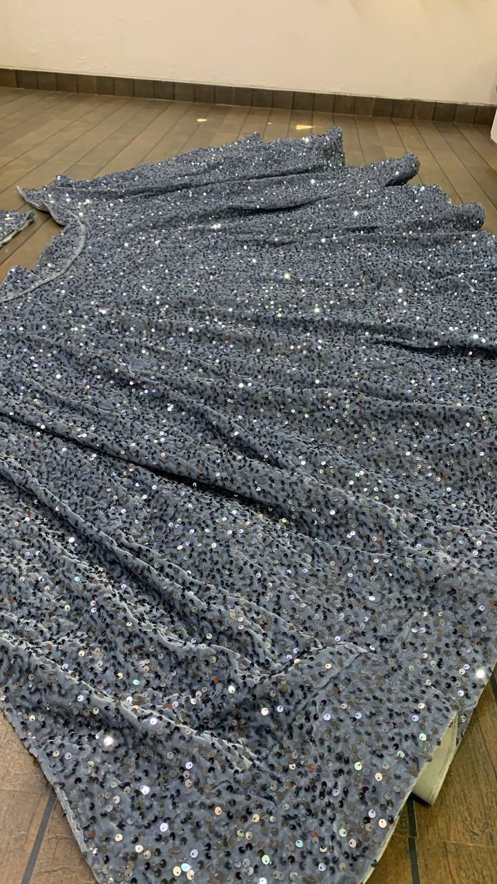 पार्टी वियर डिज़ाइनर लहंगा चोली पूरे में सीक्वेंस वर्क के साथ