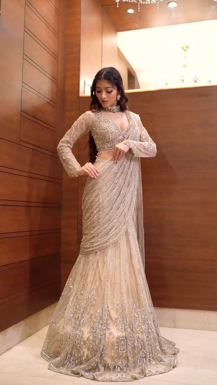 पार्टी वियर लुक डिज़ाइनर साड़ी सीक्वेंस वर्क के साथ