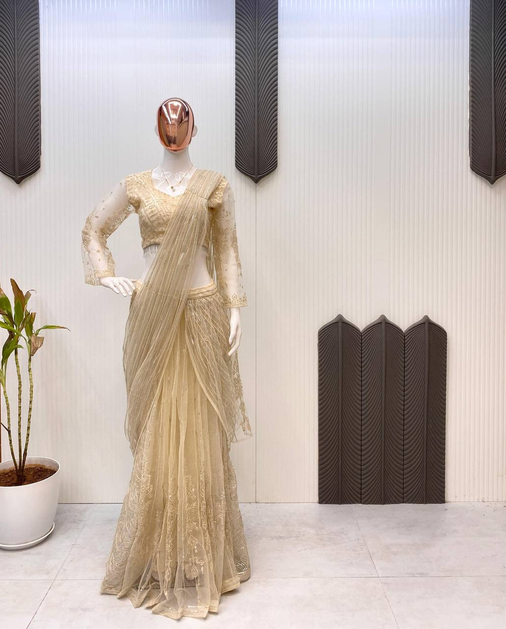 पार्टी वियर लुक डिज़ाइनर साड़ी सीक्वेंस वर्क के साथ