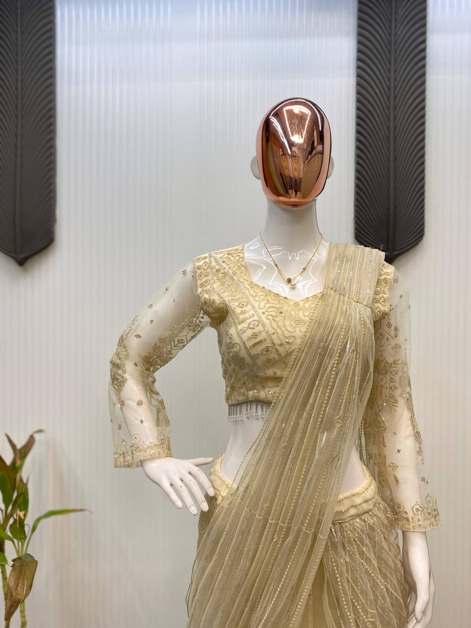 पार्टी वियर लुक डिज़ाइनर साड़ी सीक्वेंस वर्क के साथ