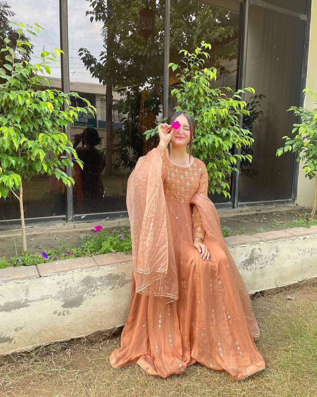 पार्टी वियर लुक सूट सेट थ्रेड और सीक्वेंस वर्क के साथ