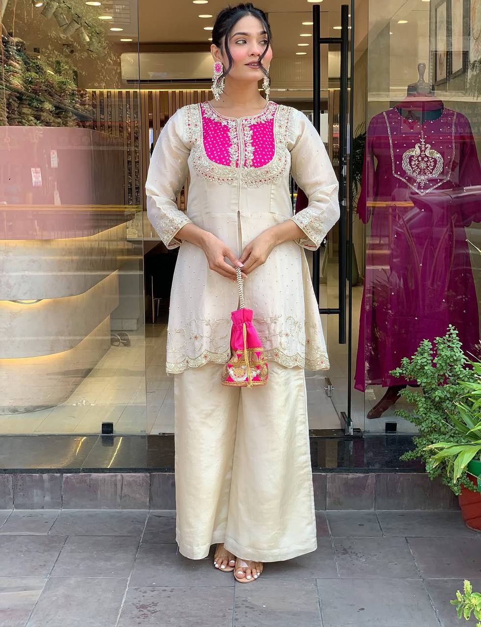 कढ़ाई कोडिंग अनुक्रम कार्य के साथ डिजाइनर टॉप और बॉटम