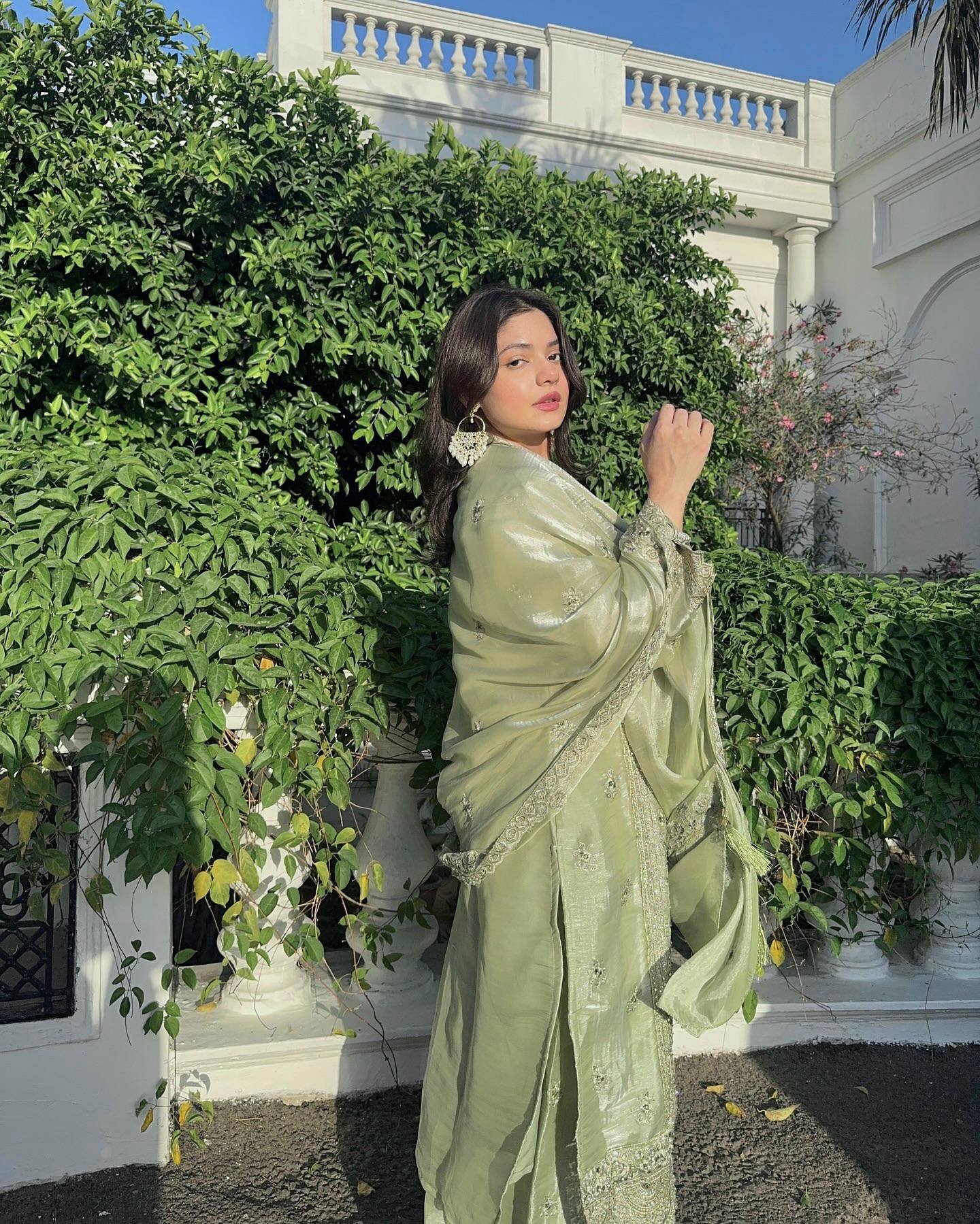 पार्टी वियर डिज़ाइनर सूट सेट सेक्विन कढ़ाई वर्क के साथ