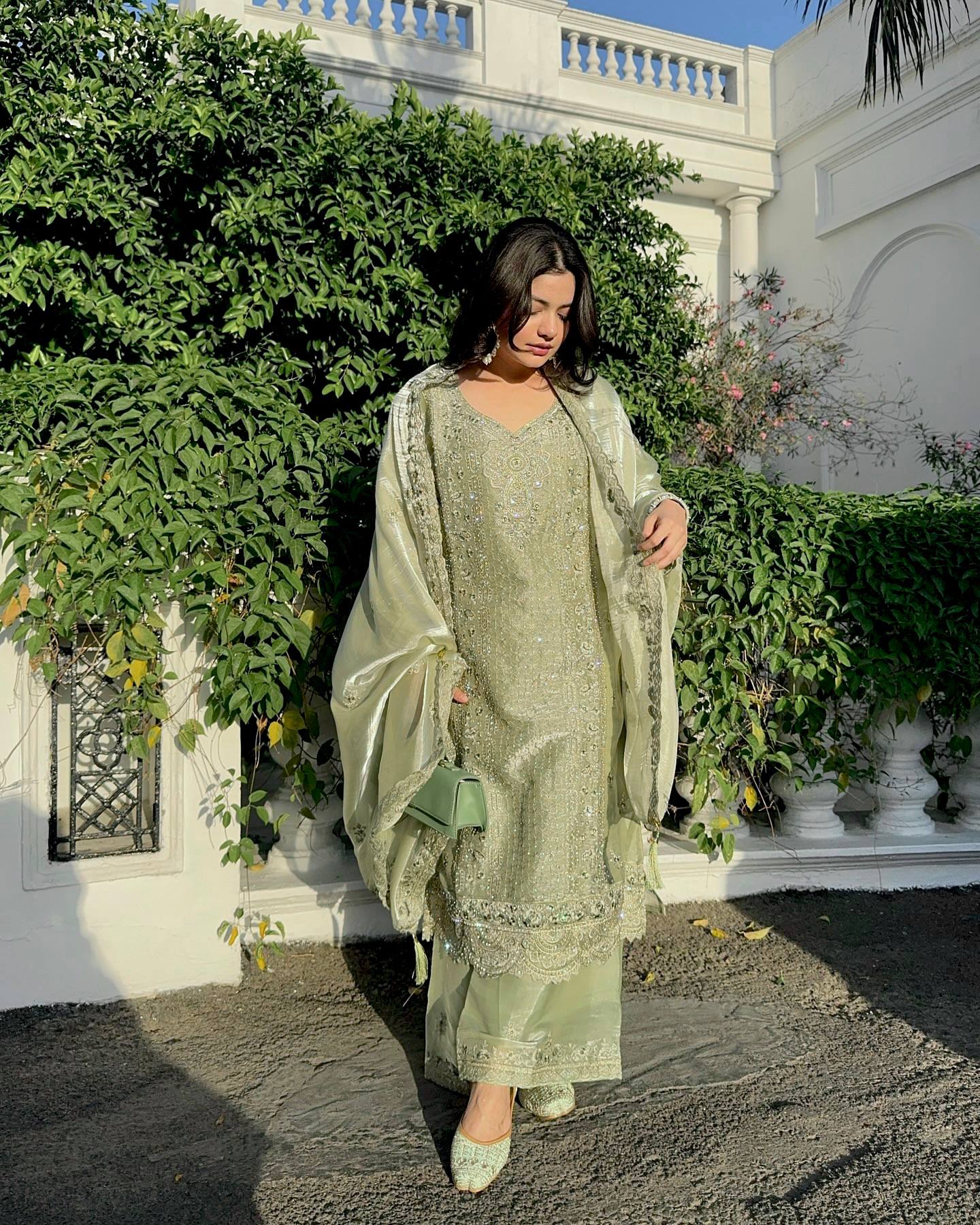 पार्टी वियर डिज़ाइनर सूट सेट सेक्विन कढ़ाई वर्क के साथ