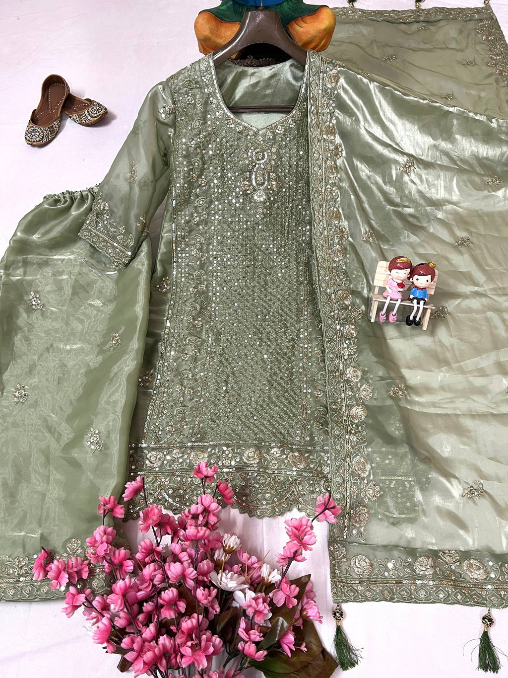 पार्टी वियर डिज़ाइनर सूट सेट सेक्विन कढ़ाई वर्क के साथ