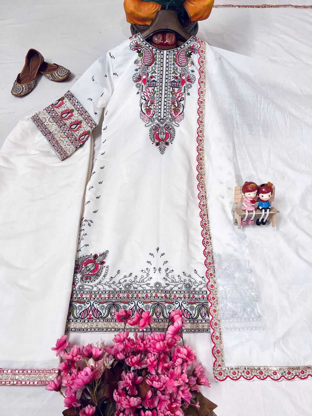 सेक्विन कढ़ाई वर्क के साथ पार्टी वियर लुक सूट सेट