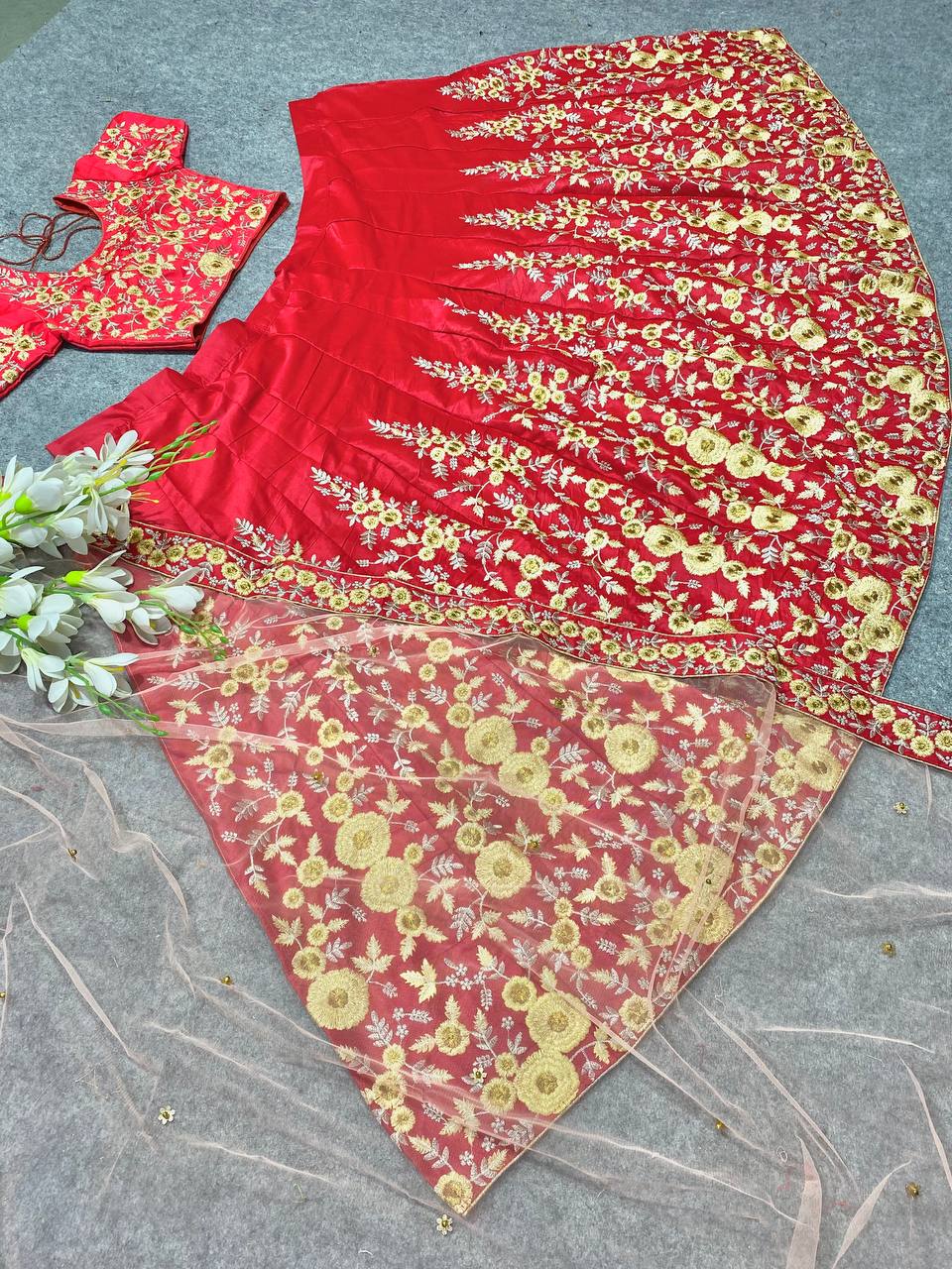 फैंसी बॉर्डर वर्क के साथ पार्टी वियर सिल्क लहंगा चोली