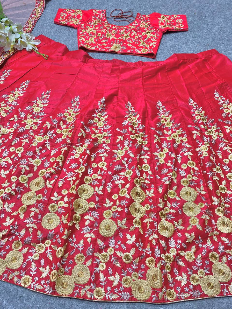 फैंसी बॉर्डर वर्क के साथ पार्टी वियर सिल्क लहंगा चोली