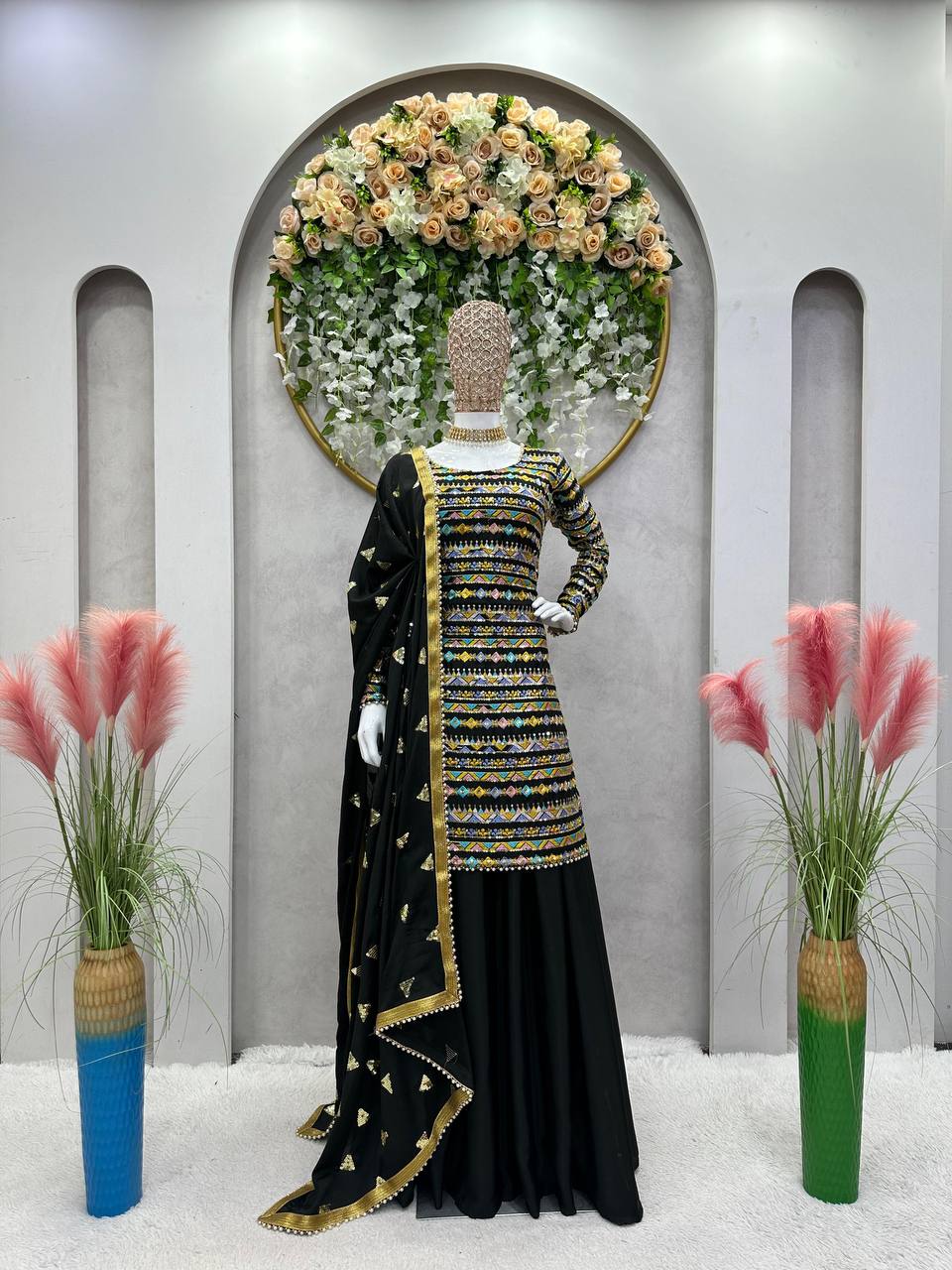 थ्रेड और सीक्वेंस वर्क वाला पार्टी वियर सूट सेट