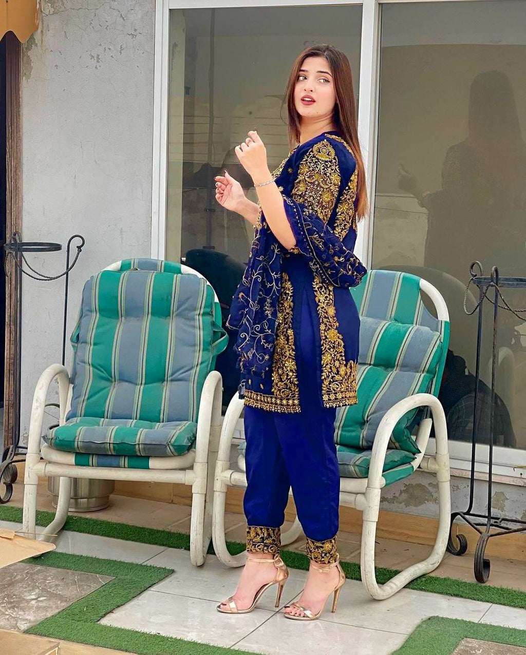 पार्टी वियर लुक डिज़ाइनर टॉप और बॉटम दुपट्टे के साथ