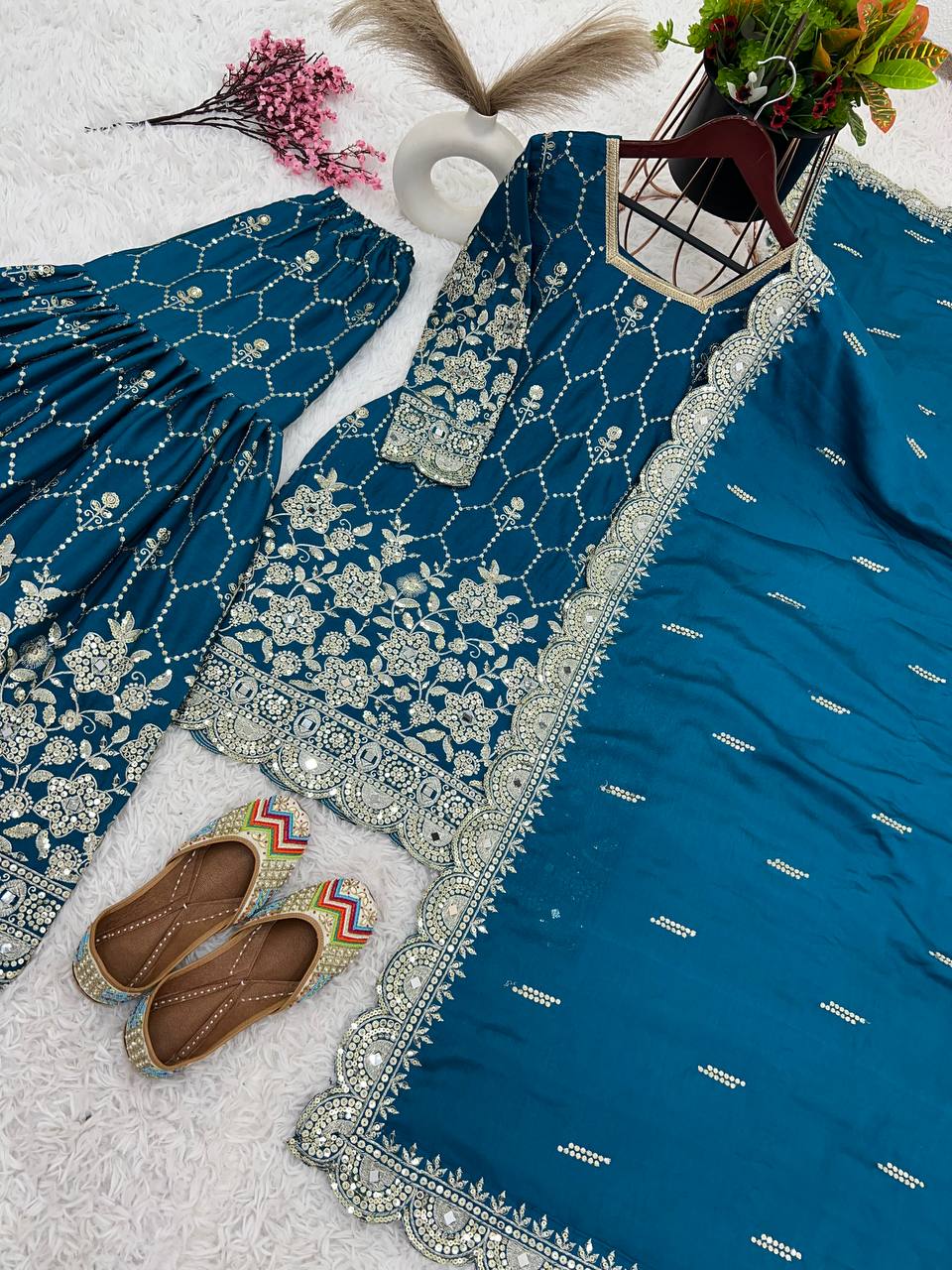 खूबसूरत पार्टी वियर टॉप-बॉटम और दुपट्टा