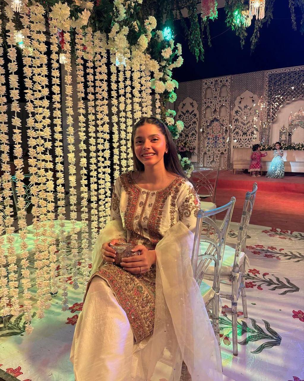 पार्टी वियर लुक डिज़ाइनर टॉप और बॉटम दुपट्टे के साथ