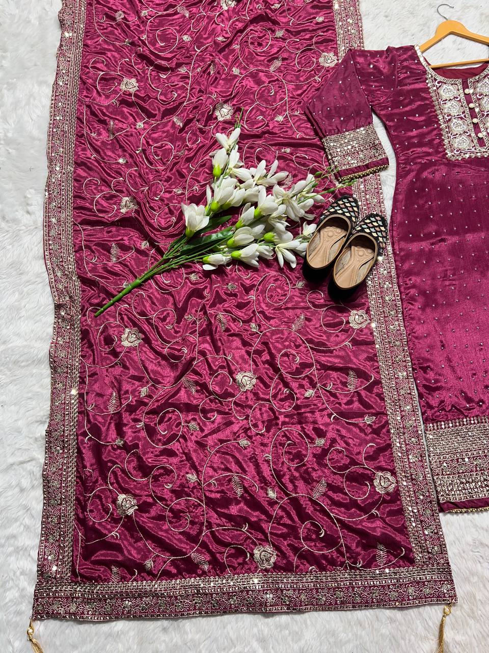 फैंसी स्टाइल में पार्टी वियर टॉप, पैंट और दुपट्टा