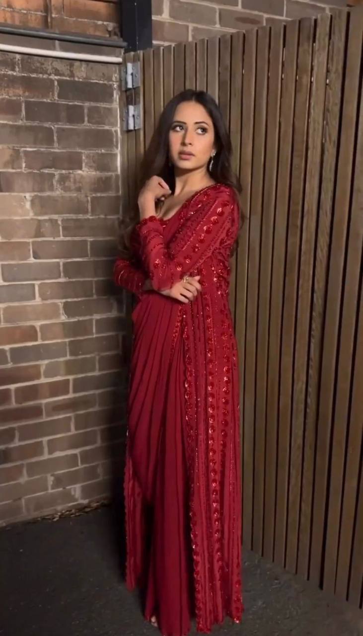 थ्रेड और सीक्वेंस वर्क वाली पार्टी वियर साड़ी