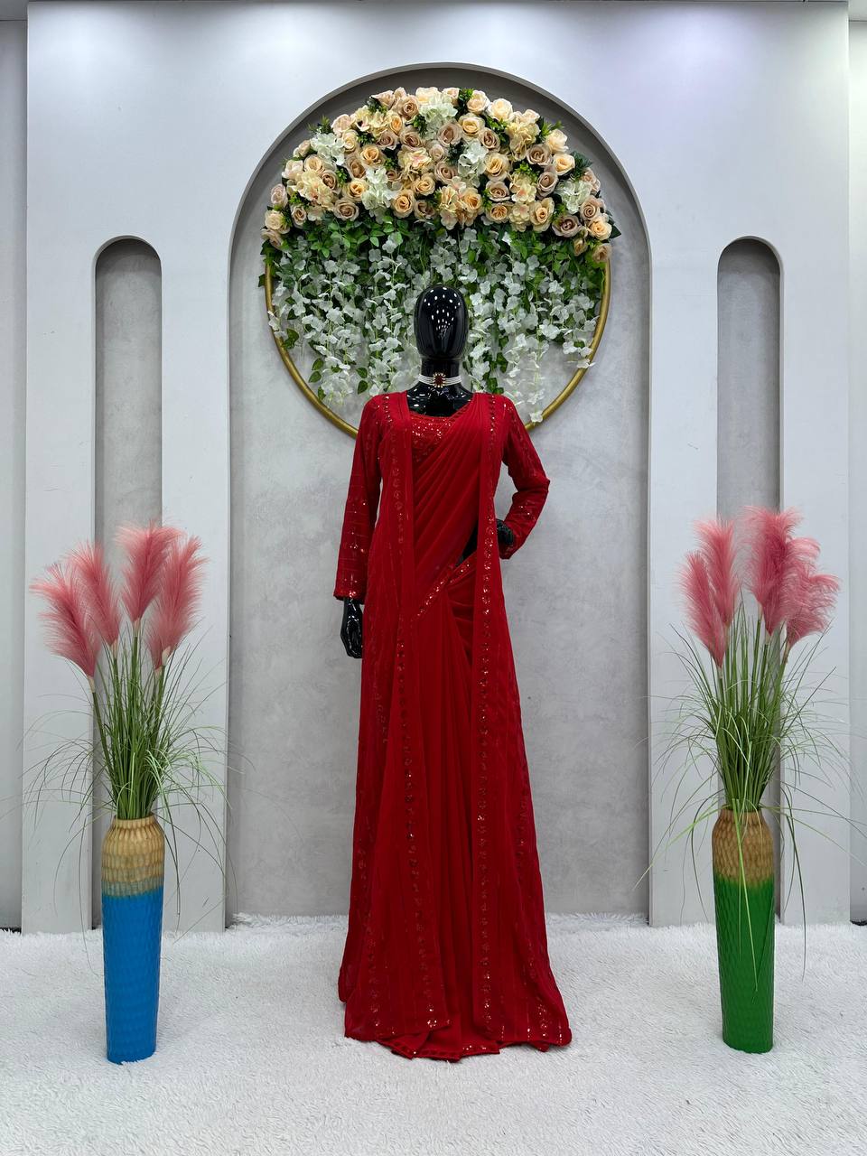 थ्रेड और सीक्वेंस वर्क वाली पार्टी वियर साड़ी