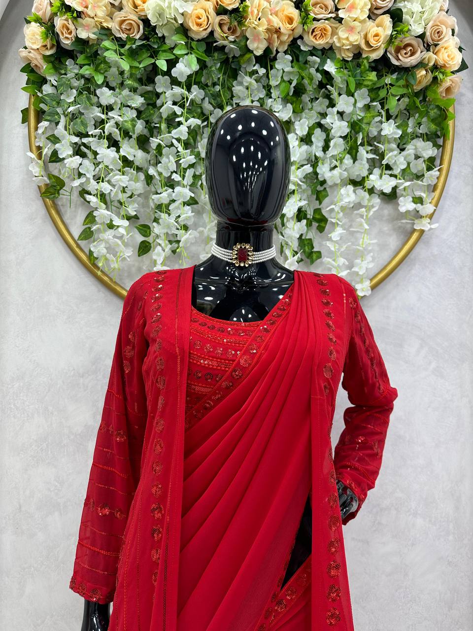 थ्रेड और सीक्वेंस वर्क वाली पार्टी वियर साड़ी