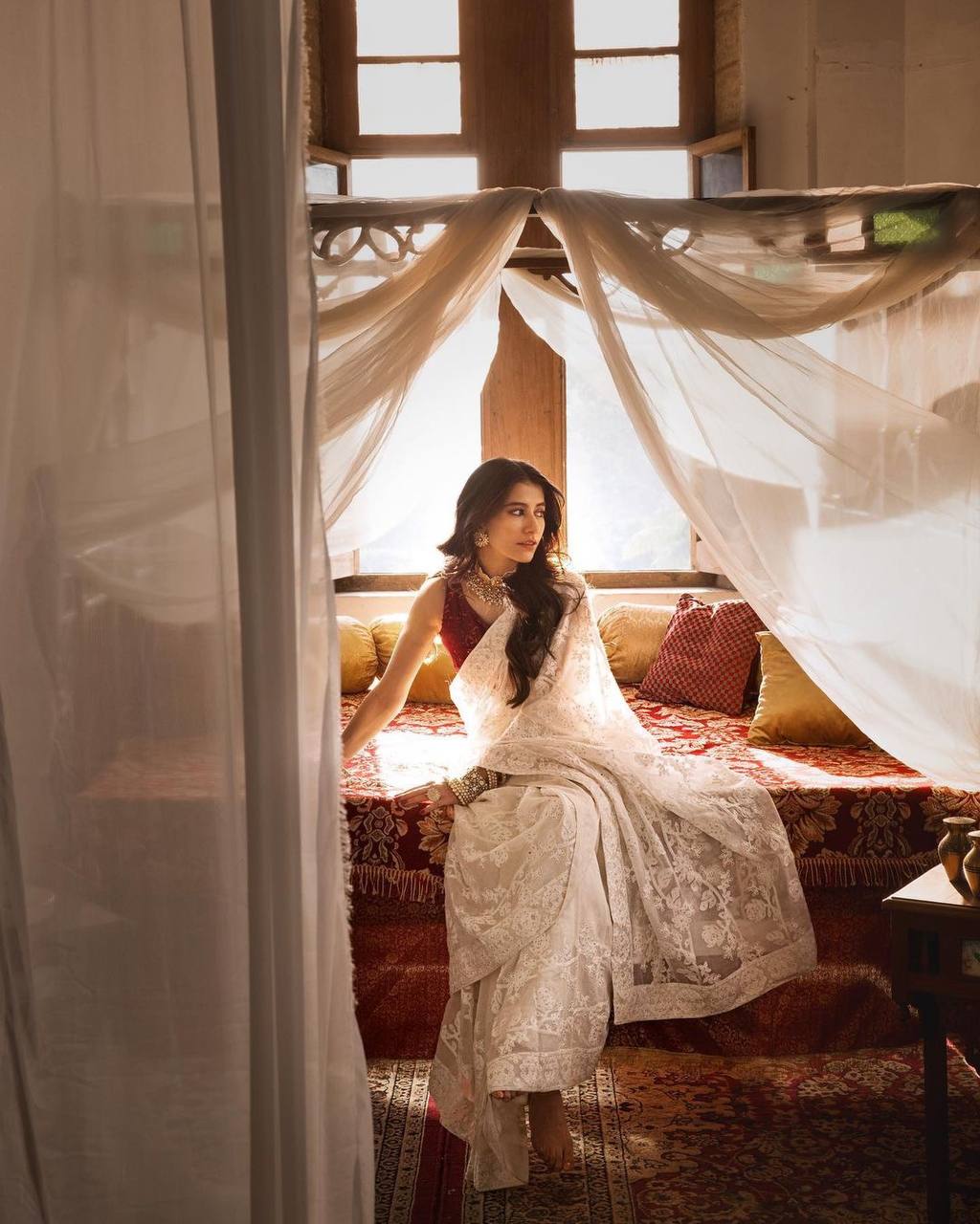 पार्टी वियर लुक के लिए खूबसूरत सीक्वेंस वर्क वाली साड़ी