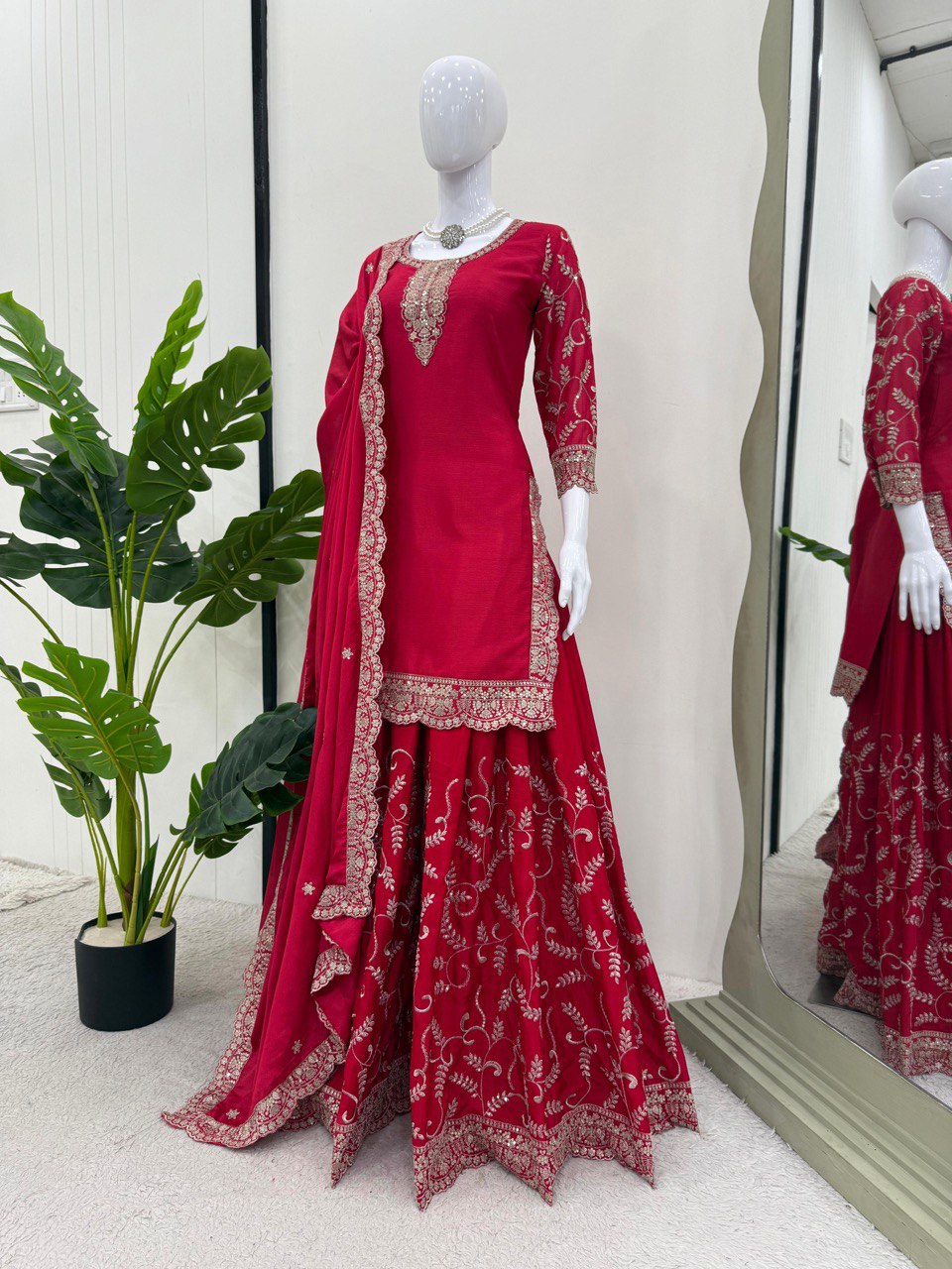 पार्टी वियर लुक सूट सेट थ्रेड विद सीक्वेंस वर्क के साथ